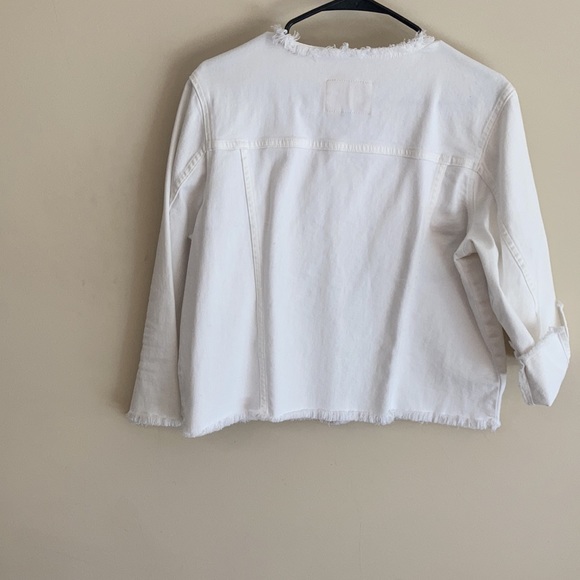 Cotton and spandex fitted, cropped, raw hem 3/4 sleeve denim jacket. - Picture 5 of 8